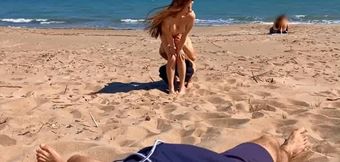 il matte sa femme baiser sur la plage