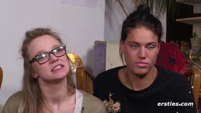 Geile 22-jährige Hamburgerin stellt was Heißes mit Freundin an - German Brunette and Blonde Lesbians