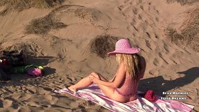 me masturbant et me godant tous mes trous dans des dunes devant des voyeurs... ...