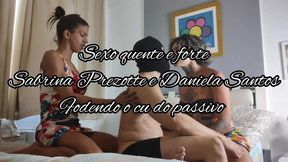 eles realmente amam a putaria, sabrina prezotte e daniela santos fodendo muito e metendo com forca no cu do passivo gay versatil guloso guloso.