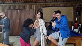 Putaria com duas morenas gostosas e 3 homens