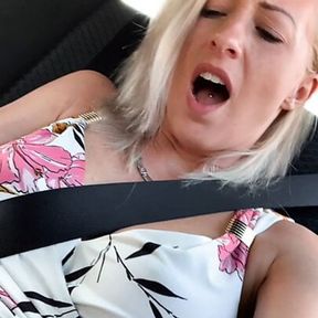 OMG! In a taxi secretly fingered to orgasm