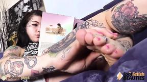 ”Ragazza tatuata a piedi nudi si fa un bel massaggio”