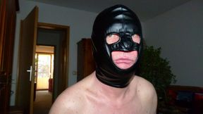 Andreas mit Maske und Bh trinkt Urin und Befriedigt sich