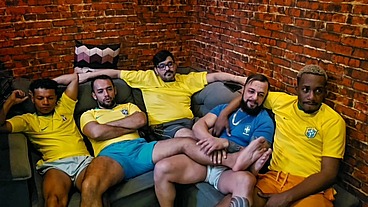 Suruba entre amigos atores pornos do Brasil em partida de futebol, comemoração.