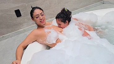 Curtindo as namoradas na banheira - Maya Hyuga e Bia Andrade