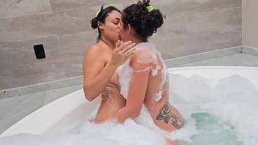 Curtindo as namoradas na banheira - Maya Hyuga e Bia Andrade