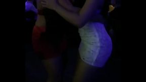 Carol Perez dan&ccedil_ando com Brunna Soares