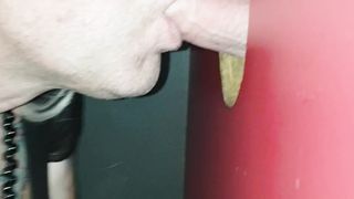 Sissy mit gefülltem Condom