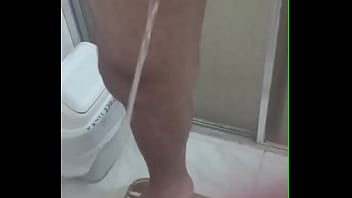 LUIGGI - MAGRELO PAUZUDO SOLTANDO UMA MIJADA DEPOIS DE GOZAR