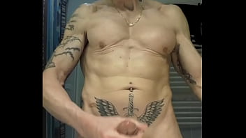 Je me branle et pisse a poil dans la salle de bains, vid&eacute_o compl&egrave_te non flout&eacute_e.