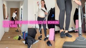 Putzfrau staubsaugt gruendlich die Wohnung Ihrer Kunde