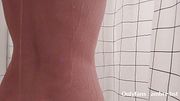 Viens me baiser dans la douche comme une chienne