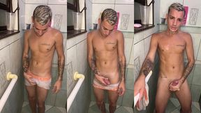 novinho flagrado tomando banho batendo uma ate gozar muito
