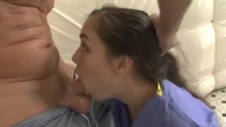 La morena Sasha Grey se lo mete hasta el fondo de su culo apretado