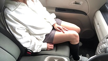 開放的なひとりエッチをしたくて森に車を停めて車内オナニーして気持ちよくなる女子◯生。沢山喘ぎながらオナニーは気持ちよかったです。