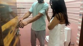 प्लंबर कडून पुण्यातील मराठी आंटी ने बाथरूम मध्ये उभ्याने कचाकच झवुन घेतले