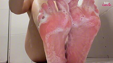 Morena peituda usa seus pezinhos para brincar com seu dildo