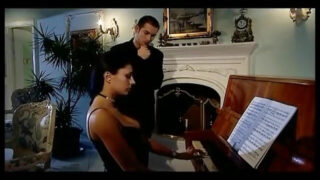 Sofia Gucci et Candy Strong, deux amatrices aux gros culs, se font enculer par le gros pénis de Mike Angelo.