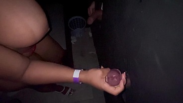 Esposa chupando pau de desconhecidos no glory bole da casa de swing