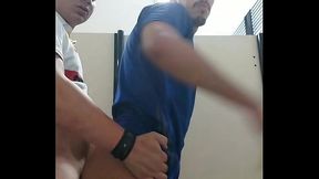 DEZ HOMENS ME COMENDO NO BANHEIRO PUBLICO