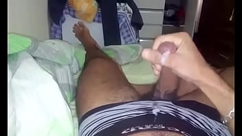 Peludo gozando na punheta