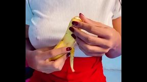 secretaria sem calcinha brincando com a banana gozou bastante
