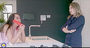 Her Stepdaughter Is Getting Lessons In Pussylicking - MatureNl