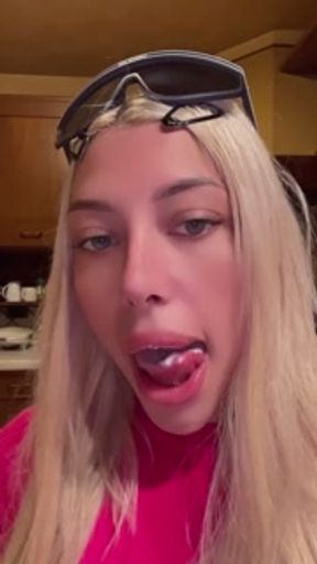 GUARDATE COME LA INGOIO TUTTA