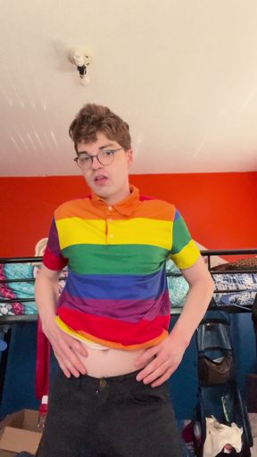 Sexy Twink Puts on Strip Show and Shows Off His Hot Body