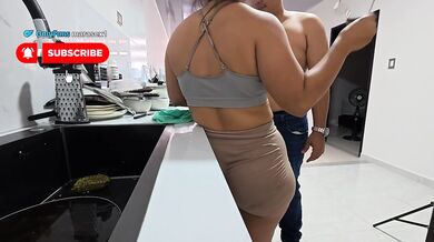 Madrastra culona begs to get cummed on while riding her thick ass
