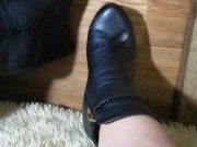 Lizzy Boots spitting
