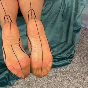 Mrs Mature Feet Agrees to Do a Photoshoot Part 1. 540