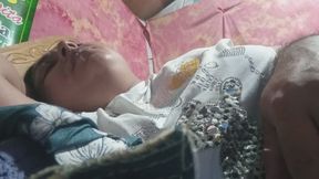 Con sueño y hipos fuertes que no me dejan dormir.