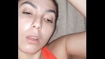 Mimi se masturbando dando show pra vizinhanca... fazendo squirt e saindo leitinho da buceta