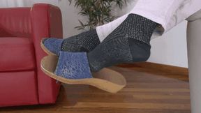 Calzini, ciabatte e faccende domestiche - Socks, slippers, and housekeeping #2 ( SOCKS ) ( WMV - MOBILE VERSION )