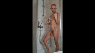 Amateur Duitse behaarde mannen in een stomende douche, plassen en intense close-ups van onbesneden anaal penetratie.