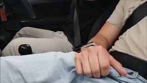 comecei a bater punheta do lado do motorista do uber e ele deixou eu pegar no pau dele