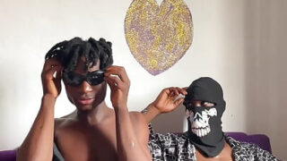 Dögös fiatal meleg amatőrök szopják és anális döngetik a vastag BBC-t