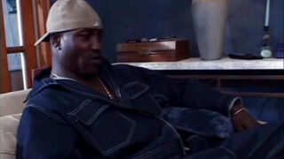 アジアのライラ・レイが大きな黒いチンポでアナルファックされる