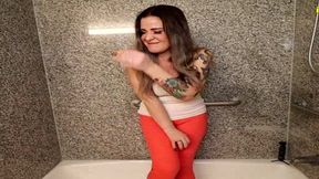 whitney morgan pissing orange pants in bathtub omorashi
