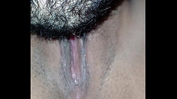 El me chupo todo el clitoris hasta llegar al orgasmo