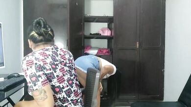 mientras me relajo con los videojuegos llega mi hermanastra para que me la folle