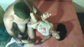 nao resisti e entrei no quarto da minha enteada