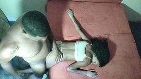 nao resisti e entrei no quarto da minha enteada