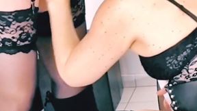 je baise une transexuelle comme une chienne et la fait jouir sur visage