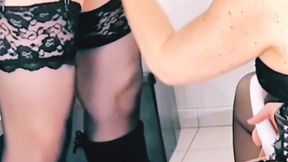 je baise une transexuelle comme une chienne et la fait jouir sur visage