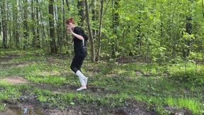 While the girl was on the phone, her car battery ran out and the network suddenly went out, she had to look for help on a dirty road in her training ballet flats (short version)