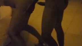 Sou esposa de um corno e gostei do pau preto grande e grosso de um novinho que conhecemos nas f&eacute_rias