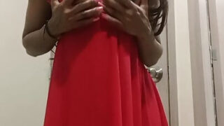 Guy enfonce sa bite profondément dans le cul d'une salope colombienne jusqu'à ce qu'elle jouisse fort.